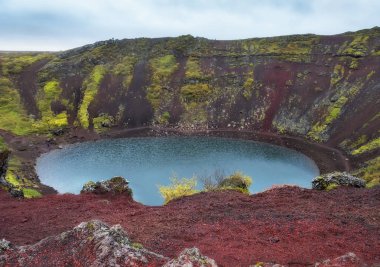 Bir yanardağ krater Gölü nün bir view yukarıdan. İzlanda.