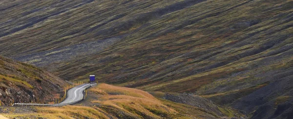 Ένας Έρημος Ασφαλτοστρωμένος Δρόμος Που Τρέχει Στους Λόφους Ισλανδία Πνεύμα — Φωτογραφία Αρχείου