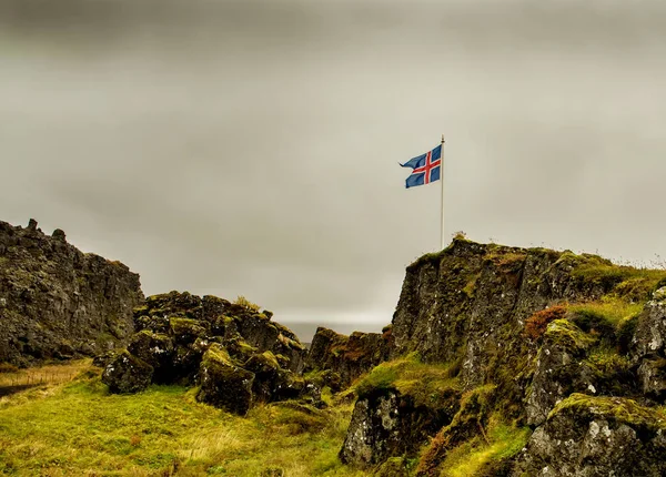 Bandeira Islândia Desenvolvendo Vento Entre Paisagem Selvagem Pedregosa Pedras Cobertas — Fotografia de Stock