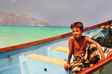 Socotra, Yemen, Mart 9, 2015 Basit kırsal Çocuklar denizde bir balıkçı teknesinde balıkçılar. Socotra adası. Yemen.