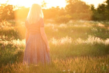 Adaçayı çiçek bir buket ile çim bozkır tüyü çim arasında kız. Çiçekler arasında açık rekreasyon atmosferi, ülke dinlenme yaz ruh hali, mutlu zaman.