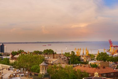 Yukarıdan şehir ve liman görünümü. eski evlerin çatıları ve Karadeniz koyunda bir deniz feneri. Ukrayna. Odessa.