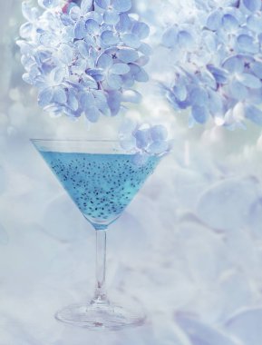 Bir bardak chia tohumu ve deniz tarafından kelebekler ile parlak aydınlatma içki. sanatsal fotoğraf, rahat bir büyülü tatil atmosferi. yumuşak seçici odak.