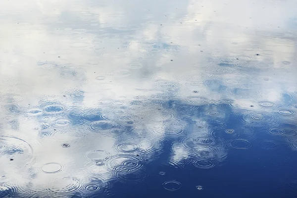 Odbicie Chmur Kręgów Kropli Deszczu Wodzie Jeziora Streszczenie Obrazu Naturalne — Zdjęcie stockowe