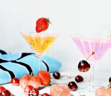 Chia ve fesleğen tohumları, meyve ve plaj havlusu ile yararlı serinletici içecekler. Dünyanın parlak geri kalanı.