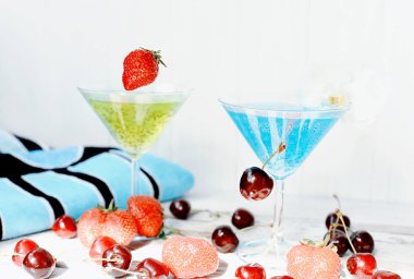 Chia ve fesleğen tohumları, meyve ve plaj havlusu ile yararlı serinletici içecekler. Dünyanın parlak geri kalanı.