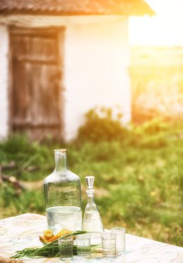 Cam vintage kaplarda güçlü alkollü ev yapımı içki kaçak içki ve salatalık turşusu. Ukrayna Geleneksel kırsal natürmort.