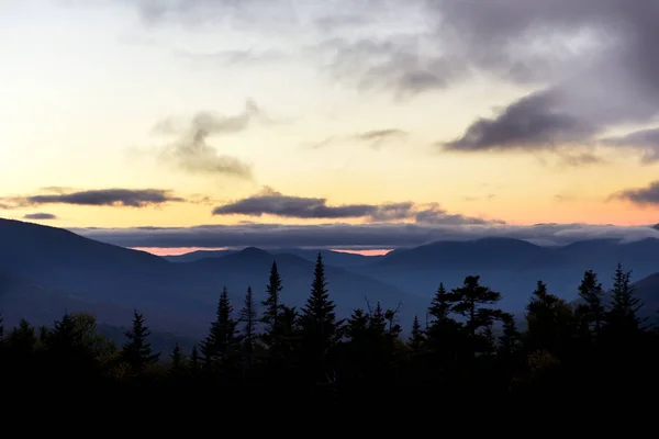 Montanhas Arborizadas Nuvens Cor Rosa Nos Picos Pôr Sol Parque — Fotografia de Stock