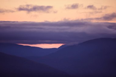 Ormanlık dağlar ve tepeler batımında üzerinde pembe bulutlar. Beyaz Dağı Milli Parkı. Amerika Birleşik Devletleri. Yeni Hamshire.