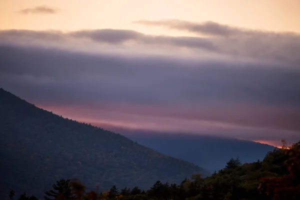 Berge Bei Sonnenuntergang Mit Dramatischen Wolken Bedeckt Wilde Schöne Natur — Stockfoto
