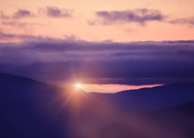 Gün batımında dağlar dramatik bulutlarla kaplıydı. Vahşi güzel Abd doğa. Beyaz Dağ Milli Parkı. Abd. Yeni Hamshire.