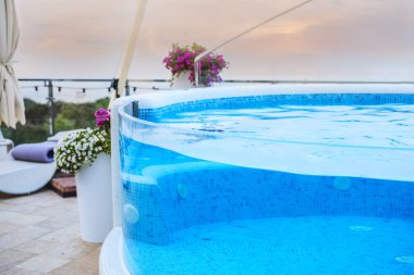 havuz ve deniz bakan havuz tarafından şezlong ile rahat oturma alanı.