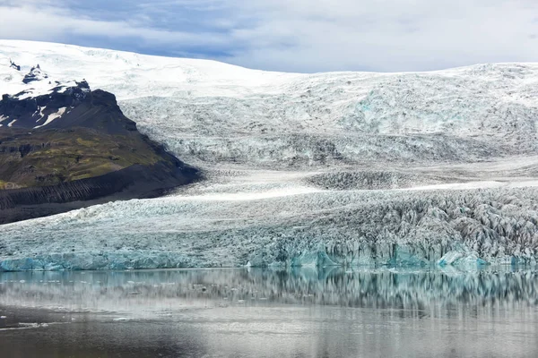 Πάγος Αντανακλάται Στο Νερό Της Λίμνης Όμορφο Βόρειο Τοπίο Ισλανδία — Φωτογραφία Αρχείου