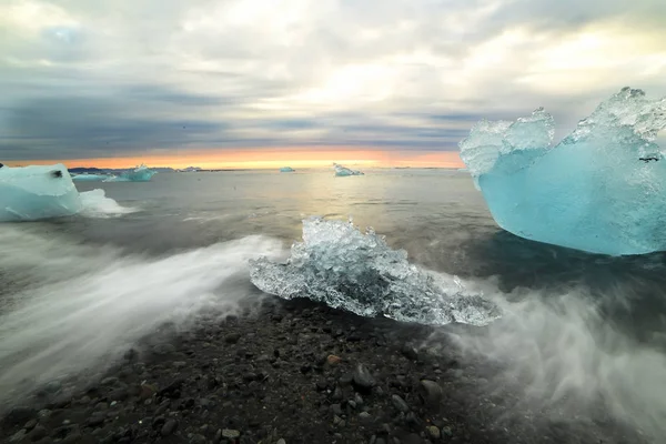 Témpanos Hielo Orilla Flotando Agua Atardecer Islandia Larga Exposición —  Fotos de Stock