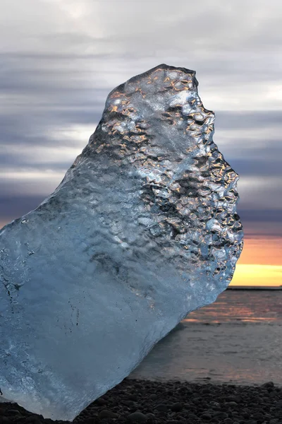 Led Vznáší Břehu Pluje Vodě Při Západu Slunce Island — Stock fotografie