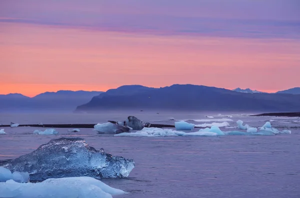 Témpanos Hielo Orilla Flotando Agua Atardecer Islandia Larga Exposición —  Fotos de Stock