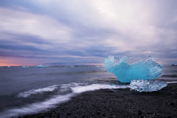 Gün Batımında Kayalık Bir Volkanik Plajda Zümrüt Buz Yüzer Buzul — Stok fotoğraf