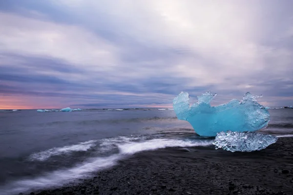 Banquise Émeraude Flotte Sur Une Plage Volcanique Rocheuse Coucher Soleil — Photo