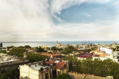İskelenin, liman vinçlerinin ve iskeledeki konteynerin manzarası. Karadeniz. Odessa.