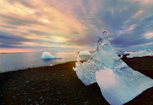 Смарагдовий Лід Крижинах Скелястому Вулканічному Пляжі Заході Сонця Льодовикова Лагуна — стокове фото