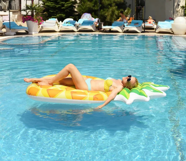 Menina Nada Colchão Piscina — Fotografia de Stock