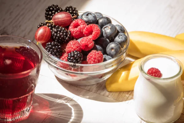 Diferentes Bayas Maduras Yogur Casero Sobre Fondo Blanco Claro Buen — Foto de Stock