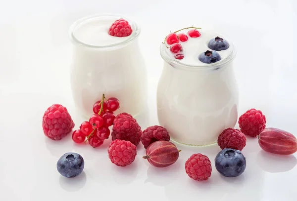 Diferentes Bayas Maduras Yogur Casero Sobre Fondo Blanco Claro Buen — Foto de Stock