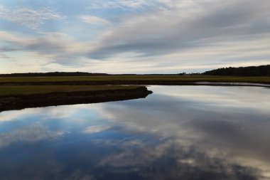 Nehir, bataklık arazi, okyanustan boğazlar. Alacakaranlık, uzun pozlama. Bulut hareketi. Abd. Maine.