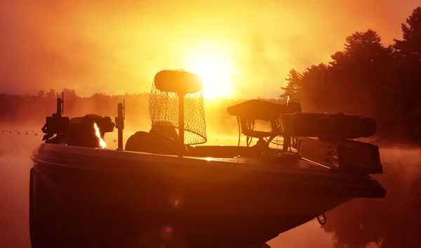 森の湖の霧の中で夜明けの釣り道具を持つ漁船 アメリカで釣りをする メイン — ストック写真