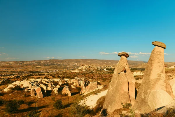 Skalisty Teren Turcji Kapadocja Gorący Słoneczny Krajobraz Miasta Skalne Jaskini — Zdjęcie stockowe
