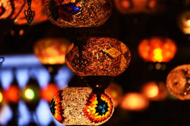 Çok renkli mozaik gözlüklü lambalar. Gece fotoğrafı. Türkiye'nin Hediyelik Eşyaları.