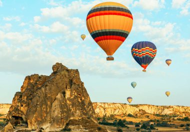 Renkli hava balonları güzel bir kayalık manzara arasında gün doğumunda gökyüzüne kadar sinek. Kapadokya Türkiye.