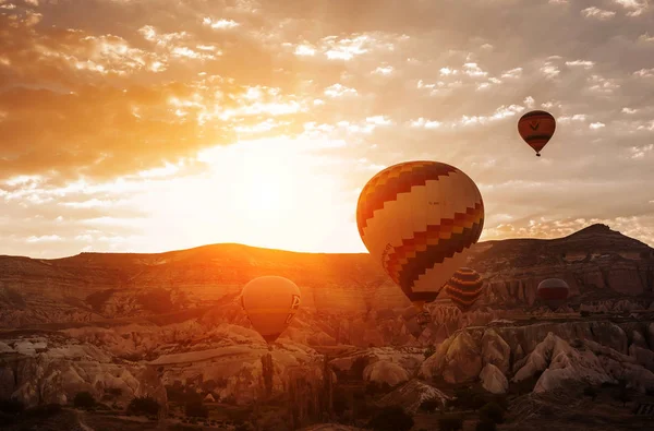 Des Ballons Air Coloré Volent Dans Ciel Lever Soleil Milieu — Photo