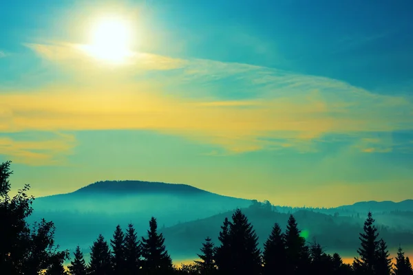 Düsterer Sonnenuntergang Den Bergen Dunkle Silhouetten Von Bergen Und Riesigen — Stockfoto