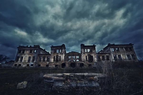 Oude Ruïnes Van Het Landhuis Een Boom Met Gebogen Bizarre — Stockfoto