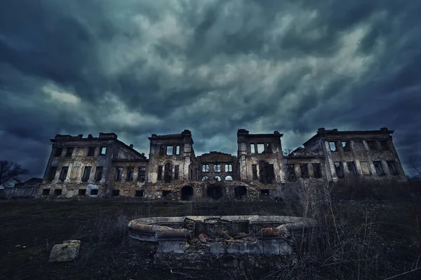 Köşkün antik kalıntıları ve kıvrımlı tuhaf dalları olan bir ağaç. Mistik korkunç muhteşem fotoğraf. Cadılar Bayramı kutlaması.