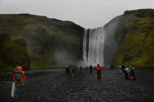 Исландия Водопад Скогафи Сентября 2017 Года Туристы Прогуливаются Достопримечательностям Исландии — стоковое фото