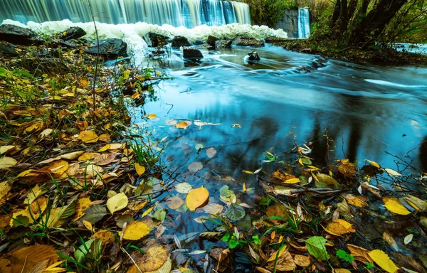 Rio Outono Cachoeiras Folhas Amarelas Caídas Água Fundo Vista Outono — Fotografia de Stock