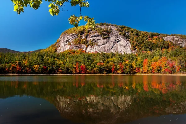 秋の湖の美しい景色 湖の穏やかな滑らかな表面に赤 オレンジ色の黄色の木の反射 秋の色の暴動 — ストック写真