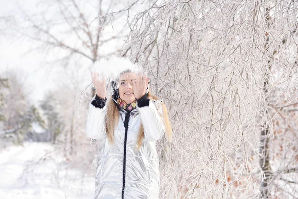 Fille Amuse Dans Beau Parc Hiver Des Branches Arbres Couvertes — Photo