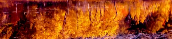 Piękny Widok Jesienne Jezioro Odbicie Czerwonych Pomarańczowych Żółtych Drzew Spokojnej — Zdjęcie stockowe
