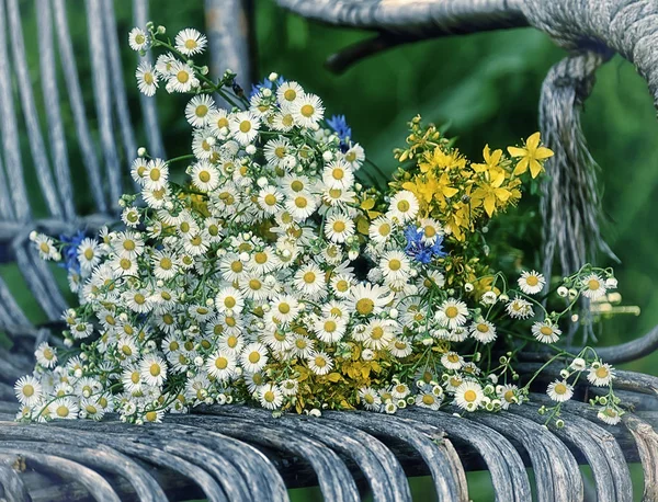 Strauß Von Wildblumen Auf Alten Korbmöbeln Ein Einfacher Strauß Gänseblümchen — Stockfoto