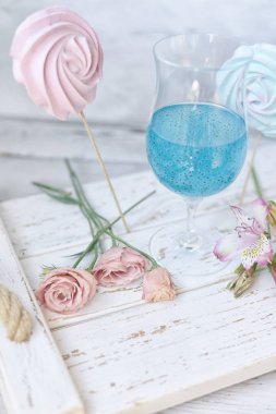 Yaz ihalesi natürmort. Beyaz ahşap vintage tepsi ve tatlı bezeler chia tohumları ve eustoma çiçekleri ile İçecek. Nazik ışık fotoğraf.