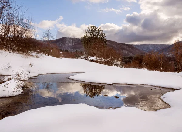 Zimní Horská Krajina Tání Horách Velká Louže Odleskem Hor Sněhu — Stock fotografie