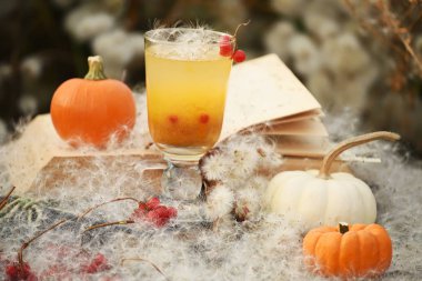 Fener bir mum ve içinde çay beyaz fluffs arasında. muhteşem büyülü fotoğraf. sonbahar rahat natürmort.