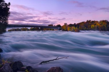 Şafak sökmeden önce bir şelaleye akan Niagara Nehri. Uzun pozlama. Niagara Şelalesi. Usa.