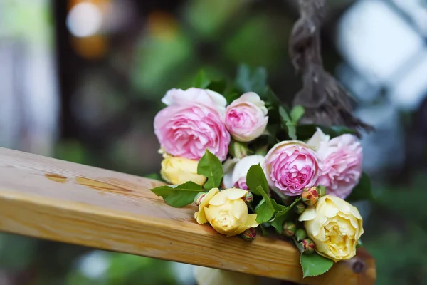 Lindo Ramo Con Rosas Colores Columpio Jardín Enfoque Selectivo Muy — Foto de Stock