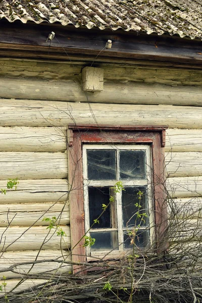 チェルノブイリ原子力発電所の事故で被害を受けた放棄された村の古い木造家屋を破壊した ウクライナ — ストック写真