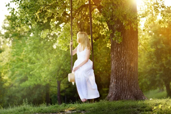 Une Fille Robe Blanche Monte Sur Une Balançoire Dans Nature — Photo