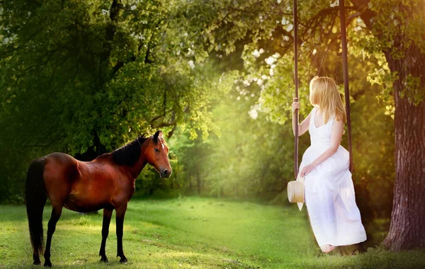 Une Fille Robe Blanche Monte Sur Une Balançoire Dans Nature — Photo